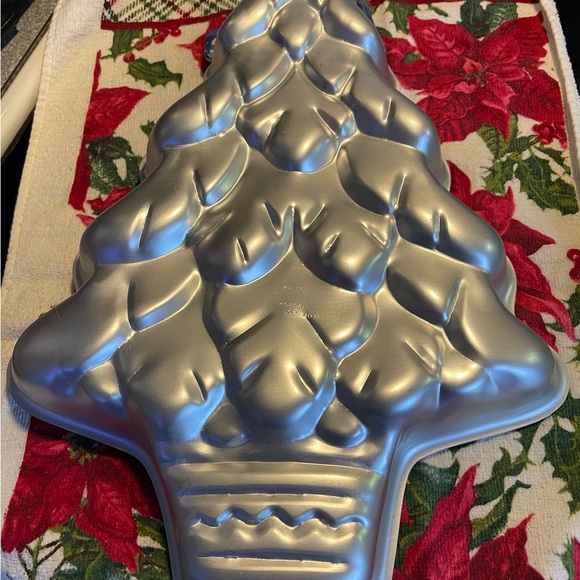 Wilton Christmas Tree cake pan -full size - Picture 2 of 4